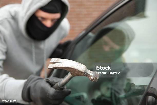 Scassinatore Con Crowbar Tentando Di Inserire Il Noleggio Rubare Oggetti Di Valore - Fotografie stock e altre immagini di Automobile