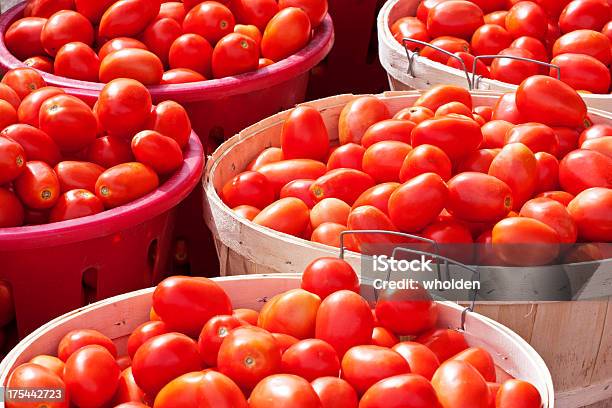 Foto de Fileiras De Vasos De Tomate e mais fotos de stock de Cesto - Cesto, Comida e bebida, Comércio - Consumismo