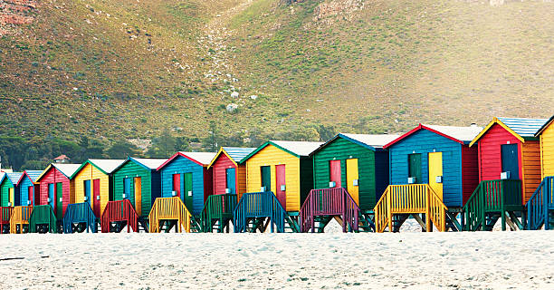밝은 페인트 플라주 뒤에 있는 마운틴 헛 (hut) 에서의 운용에 적합 - cape town beach hut multi colored 뉴스 사진 이미지