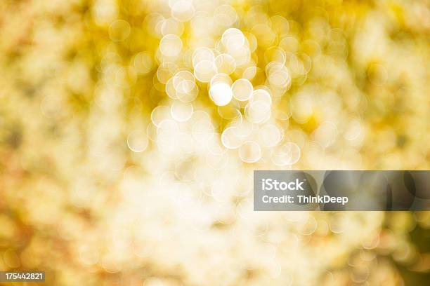 Borrosa Fondo De Oro Foto de stock y más banco de imágenes de Abstracto - Abstracto, Amarillo - Color, Brillante
