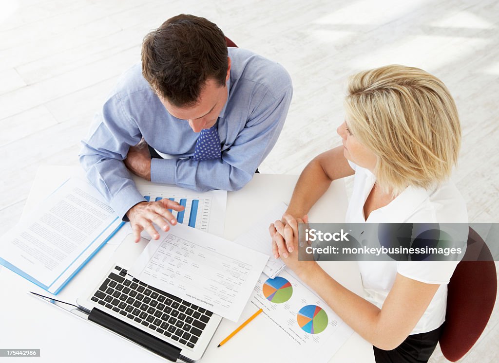 Vue aérienne de femme d'affaires et homme d'affaires travaillant dans le bureau - Photo de Adulte libre de droits