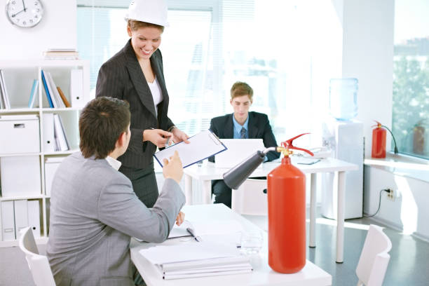 procedimientos de prevención de incendios - fire extinguisher office safety protection fotografías e imágenes de stock