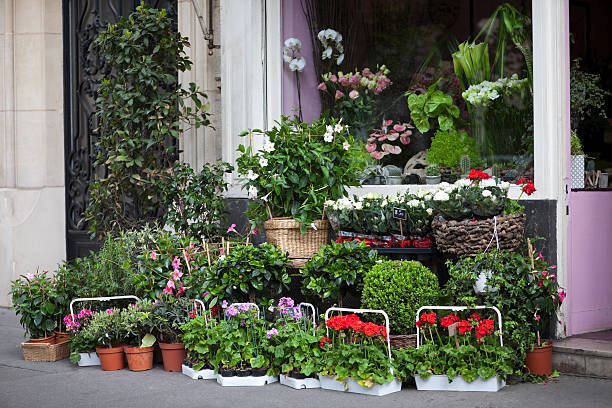istock Flower Shop in Paris 175443104