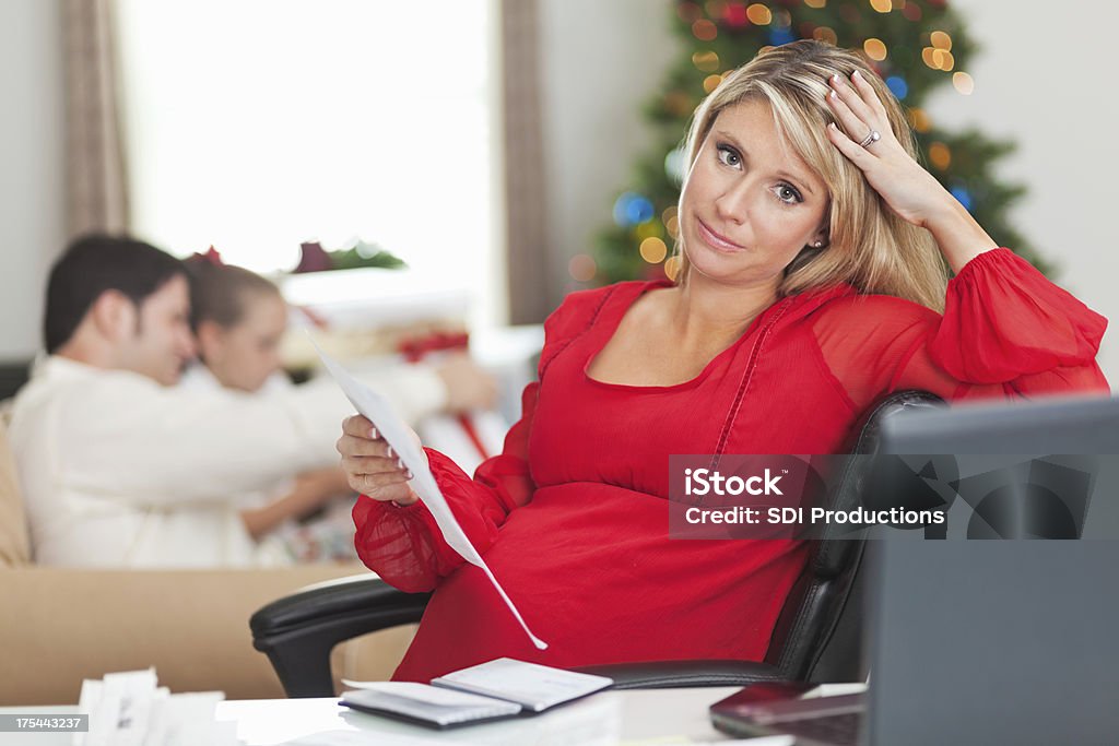 Mãe grávida frustrado com a família de Natal contas - Foto de stock de Estresse emocional royalty-free