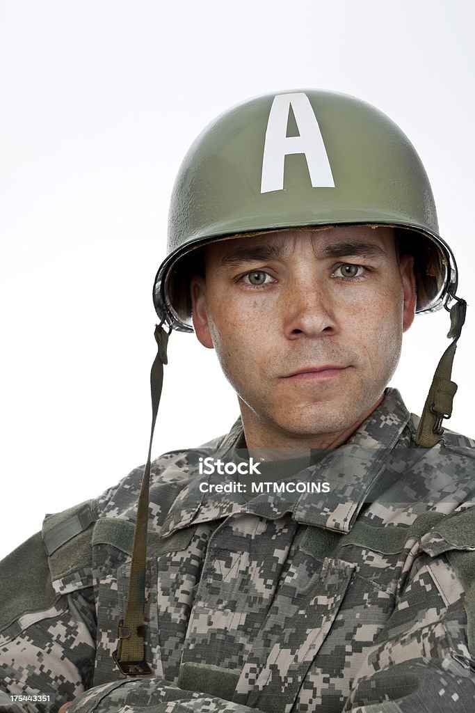 Soldado em um Capacete militar para - Foto de stock de Adulto royalty-free