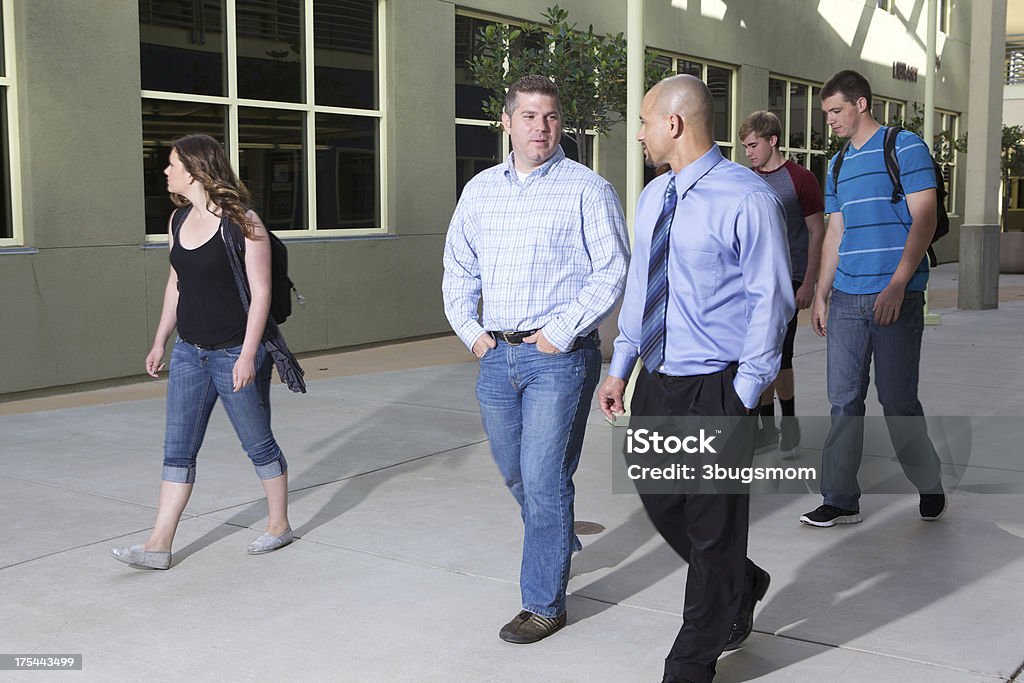 Alunos e professores Andar na escola Campus - Royalty-free 16-17 Anos Foto de stock