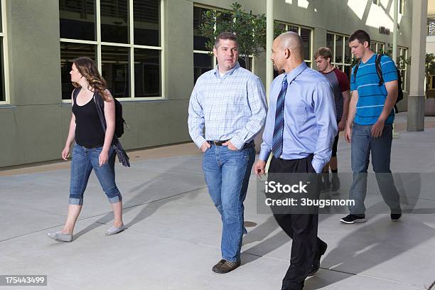 Alunos E Professores Andar Na Escola Campus - Fotografias de stock e mais imagens de 16-17 Anos - 16-17 Anos, 35-39 Anos, 40-44 anos