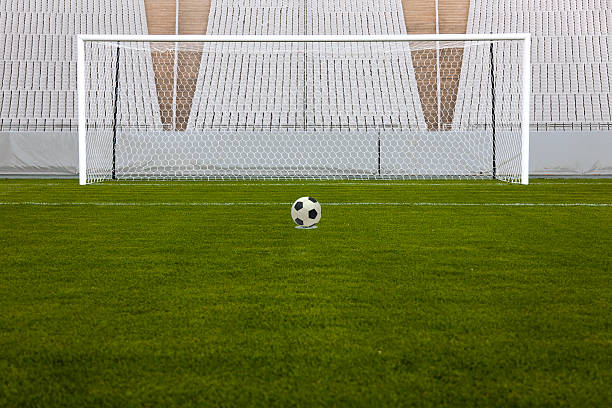 サッカーボールの違約金のマーカー - soccer man made material goal post grass ストックフォトと画像