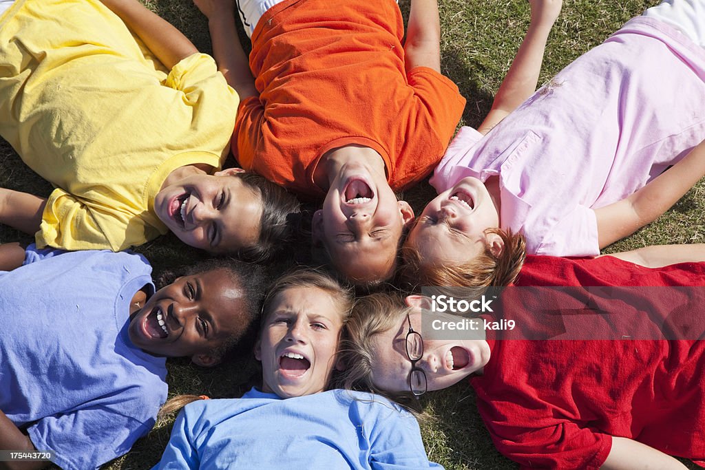 Meninas deitada em um círculo, olhando para cima - Royalty-free Colónia de Férias Foto de stock