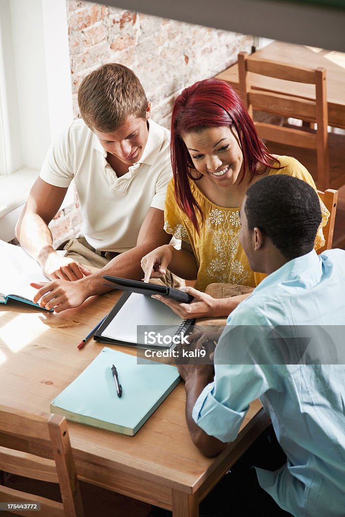 Alunos usando tablet digital - Foto de stock de Universidade royalty-free