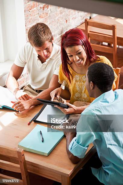 Foto de Alunos Usando Tablet Digital e mais fotos de stock de Universidade - Universidade, 16-17 Anos, 18-19 Anos