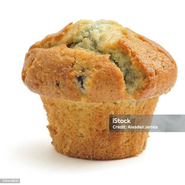 Photo libre de droit de Muffin Aux Myrtilles banque d'images et plus d'images libres de droit de Muffin - Muffin, Fond blanc, Objet ou sujet détouré