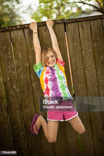 若い女の子のカラーの絞り染め T シャツ垂れ下がるフェンス - 10歳から11歳のストックフォトや画像を多数ご用意 - 10歳から11歳, Tシャツ, オフショット