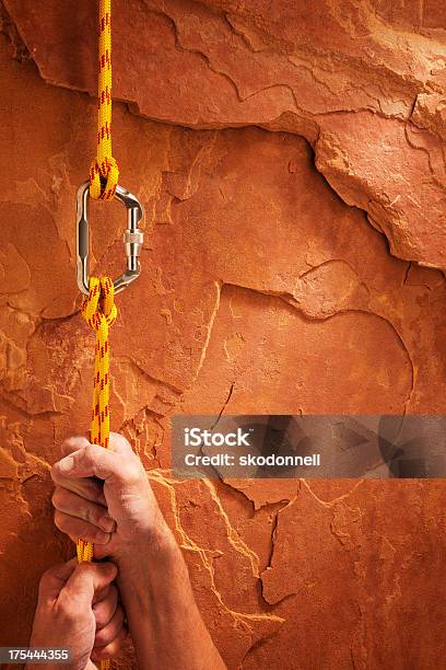 Subir Una Roca Roja Foto de stock y más banco de imágenes de Cuerda - Cuerda, Escalada en roca, Acantilado