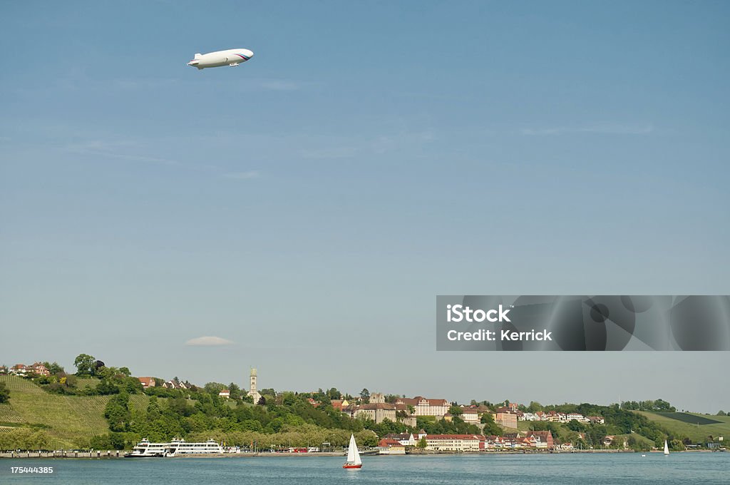 Zeppelin fliegt über Meersburg am Lake Constance/Deutschland - Lizenzfrei Bodensee Stock-Foto