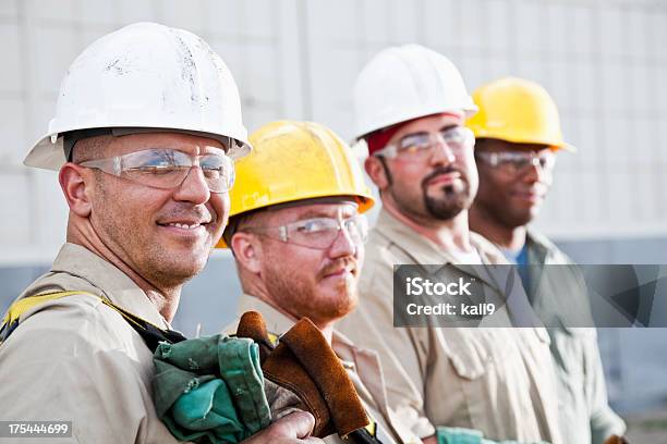 Equipo De Trabajadores De La Construcción Foto de stock y más banco de imágenes de Oficio - Oficio, Aire libre, Cara humana