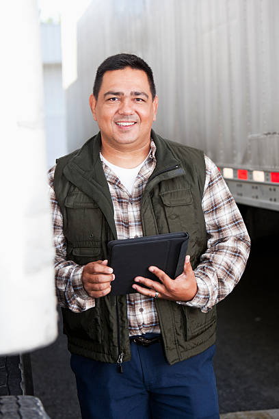 hispanic lkw-fahrer mit digitalen tablet - computer manual worker truck driver truck stock-fotos und bilder