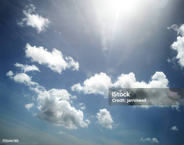 Foto de Dramáticas Nuvens E Céu e mais fotos de stock de Abstrato - Abstrato, Alto-Cúmulo, Azul