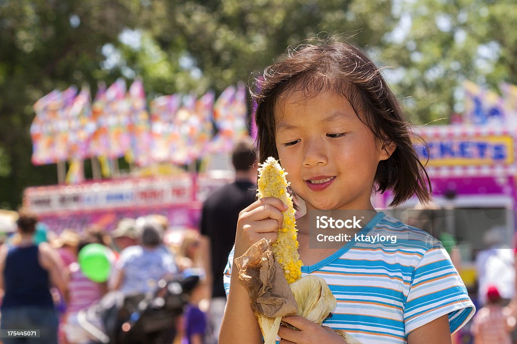Девушка любит Кукурузина на Карнавал - Стоковые фото Школьный карнавал роялти-фри