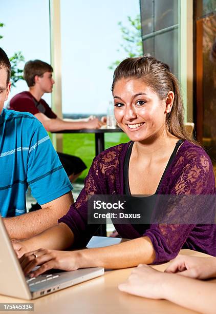 Weibliche Collegestudent Stockfoto und mehr Bilder von Bildung - Bildung, Blick in die Kamera, Braunes Haar