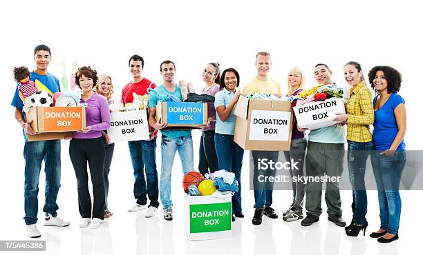 Foto de Grupo De Voluntários Segurando Uma Caixa De Doação e mais fotos de stock de Doação caridosa