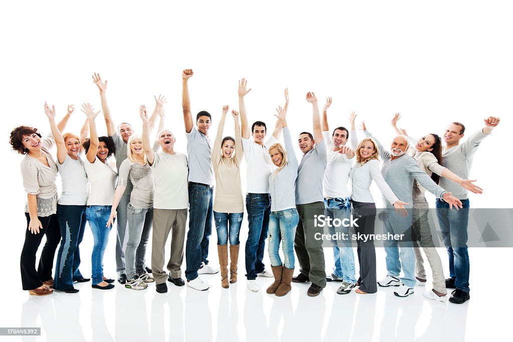 Grande gruppo di persone in piedi con le braccia sollevata. - Foto stock royalty-free di Folla