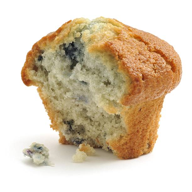 magdalena de arándanos, a consumir - muffin blueberry muffin blueberry isolated fotografías e imágenes de stock