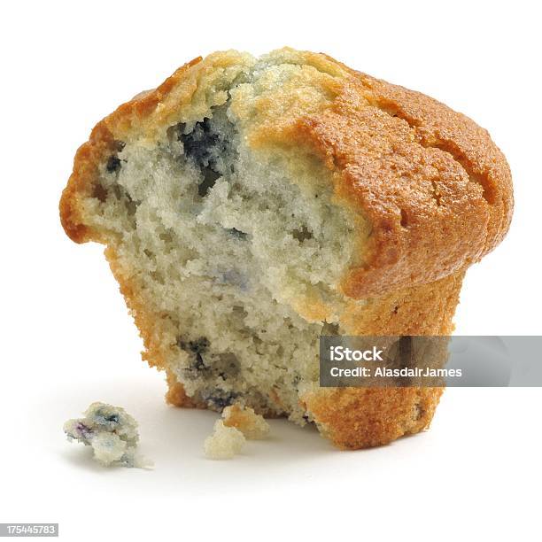 Photo libre de droit de Muffin Aux Myrtilles Demialiment Entamé banque d'images et plus d'images libres de droit de Muffin - Muffin, Objet ou sujet détouré, Aliment entamé