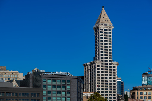 A view of the Seattle skyline with Smith Tower on a bright sunny day.