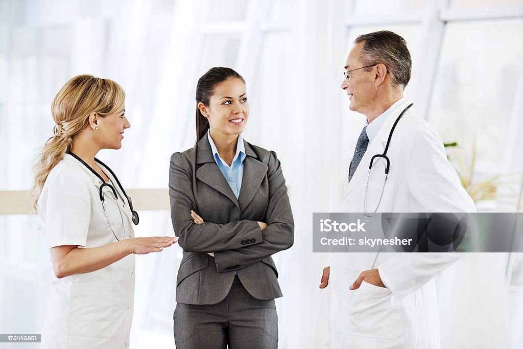 Médicos a discutir com a doente. - Royalty-free Gerente Foto de stock