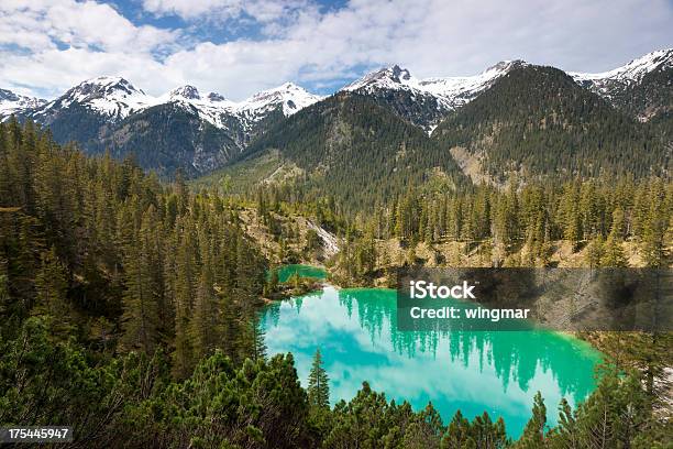 のどかな山の湖アルプス山脈allgäuerチロル オーストリア - オーストリアのストックフォトや画像を多数ご用意 - オーストリア, 湖, 真俯瞰