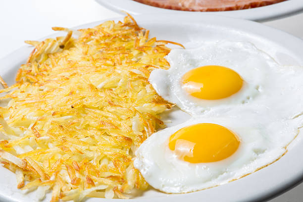 más fácil huevos fritos y hash browns - patata picada y frita fotografías e imágenes de stock