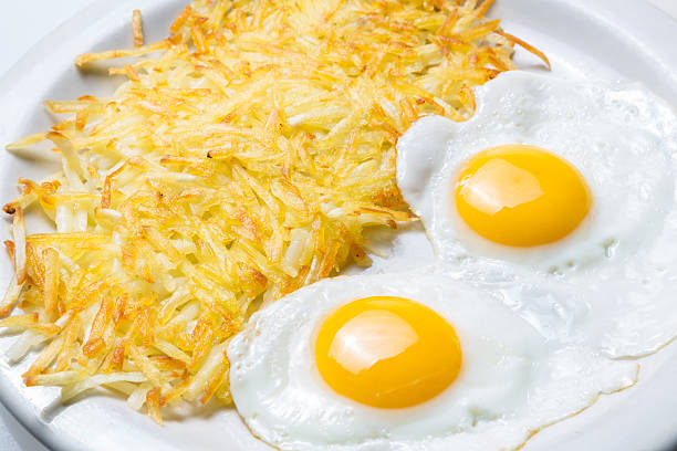 più facile uova fritte e hash browns - hash brown foto e immagini stock