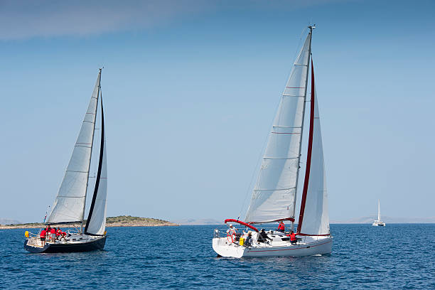 segelboote rennen auf der regatta - rope rigging nautical vessel day stock-fotos und bilder