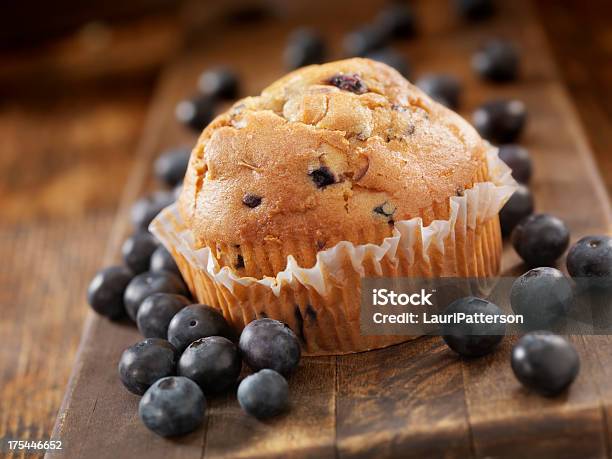 Muffin Z Jagodami - zdjęcia stockowe i więcej obrazów Bez ludzi - Bez ludzi, Bliskie zbliżenie, Cały