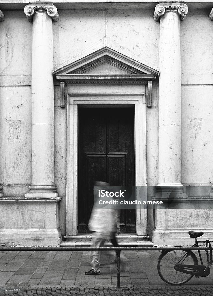 Vecchio porta. Bianco e nero - Foto stock royalty-free di Ambientazione esterna