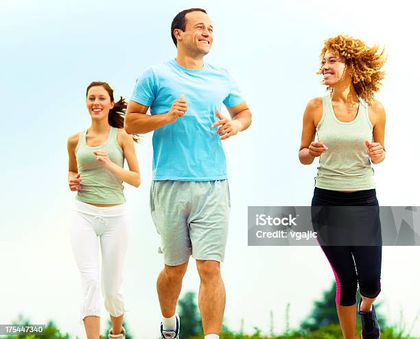 Photo libre de droit de Personnes De Jogging En Plein Air banque d'images et plus d'images libres de droit de Activité - Activité, Activité de loisirs, Adulte