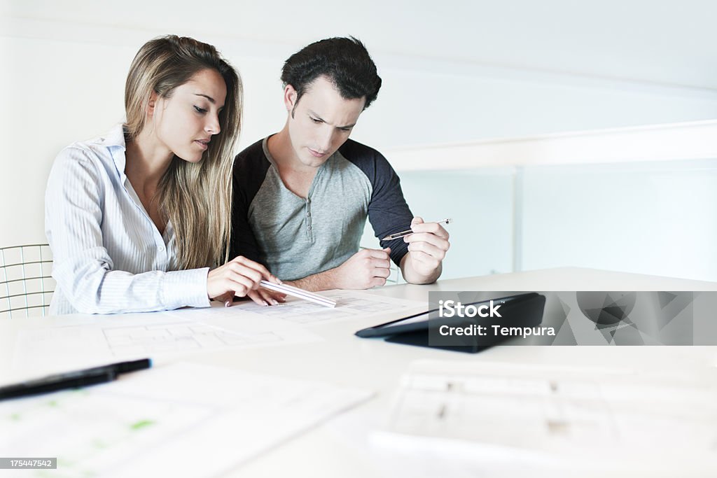 Architectes y diseñadores en el estudio. - Foto de stock de 20-24 años libre de derechos