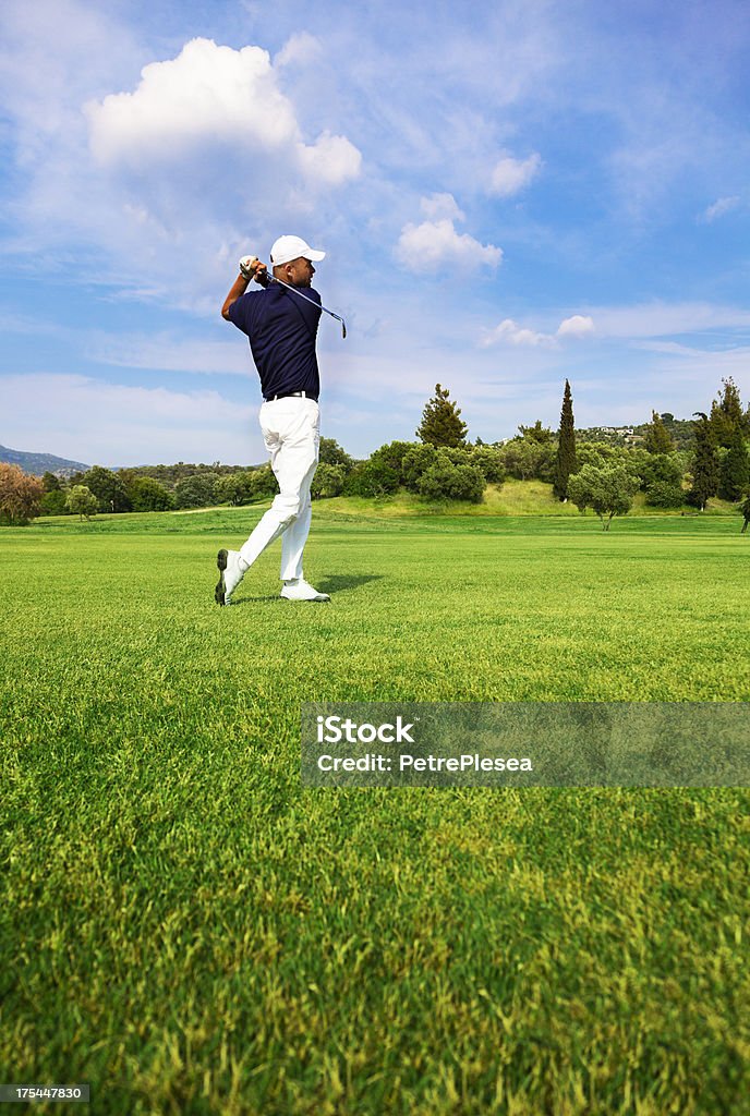 Golf Player. Tiro perfecto en el campo. - Foto de stock de 25-29 años libre de derechos