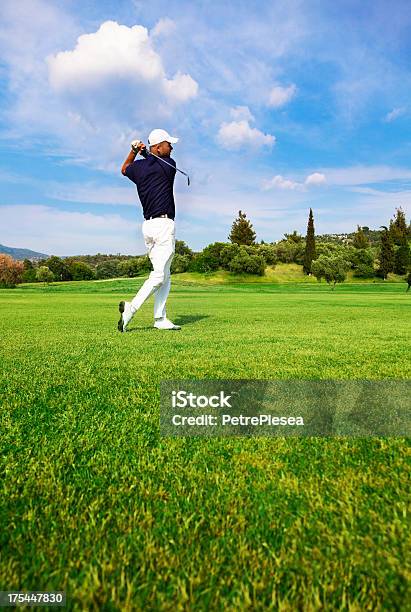 Golf Player Tiro Perfecto En El Campo Foto de stock y más banco de imágenes de 25-29 años - 25-29 años, 30-34 años, Actividades recreativas