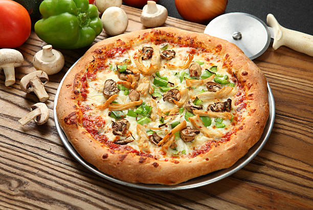 pizza de churrasco de frango - pizza onion close up italian culture - fotografias e filmes do acervo