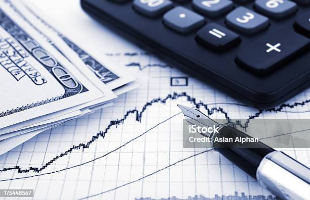 Relatório Empresarial - Fotografias de stock e mais imagens de Atividade bancária - Atividade bancária, Bringing Home The Bacon (expressão inglesa), Calculadora