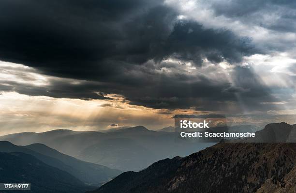 Cielo Dramático Foto de stock y más banco de imágenes de Tormenta eléctrica - Tormenta eléctrica, Luz del sol, Nube