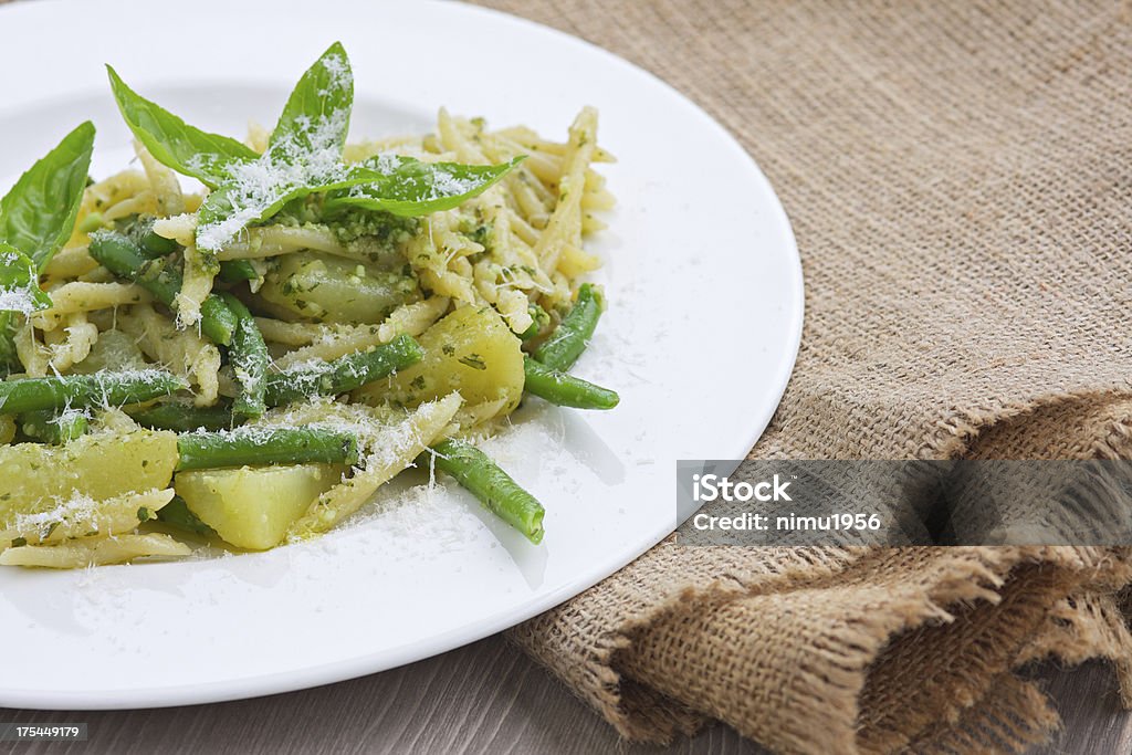 Macarronada com Pesto de Génova (macarrão) típico receita. Itália. - Foto de stock de Alho royalty-free