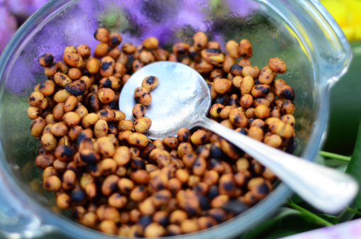 pigeon peas in bowl with sppon