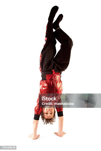 Handstand Stockfoto und mehr Bilder von Jungen - Jungen, Aktivitäten und Sport, Bewegung