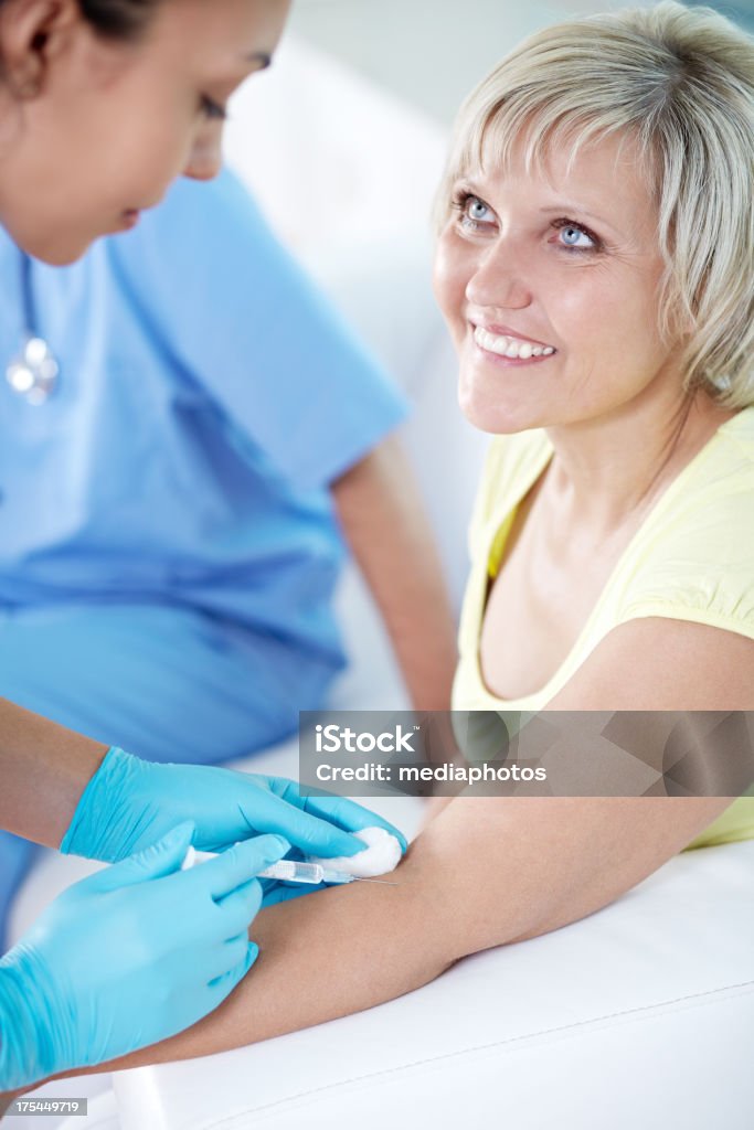 Iniezione per la salute - Foto stock royalty-free di Ambulatorio medico