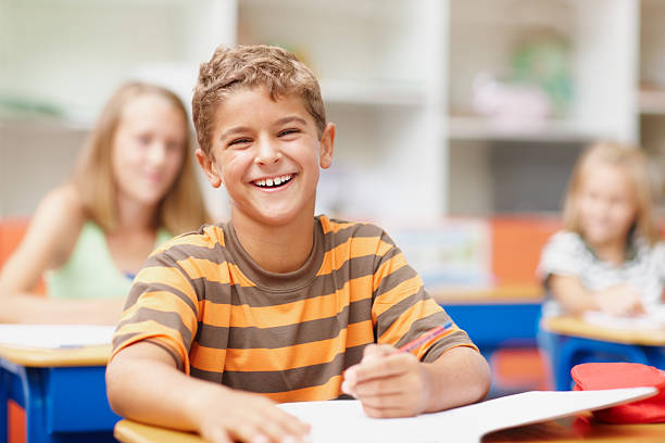 disfruta de un momento de clase alegre - pre teen boy fotografías e imágenes de stock