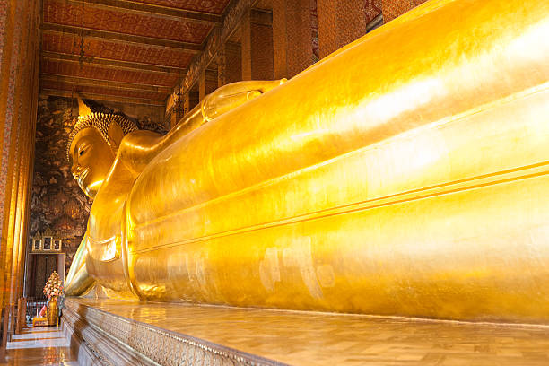 statua del buddha sdraiato a bangkok - wat pho foto e immagini stock