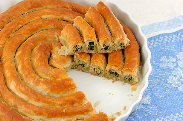 перекрученные греческий пирог - pie spinach spanakopita filo pastry стоковые фото и изображения